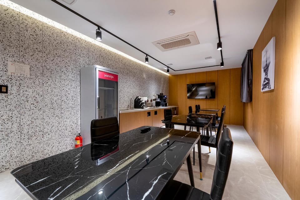 Seating area, Dining area