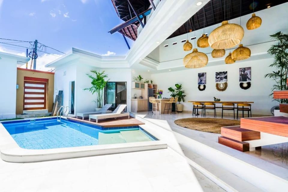 Patio, Swimming pool, sunbed