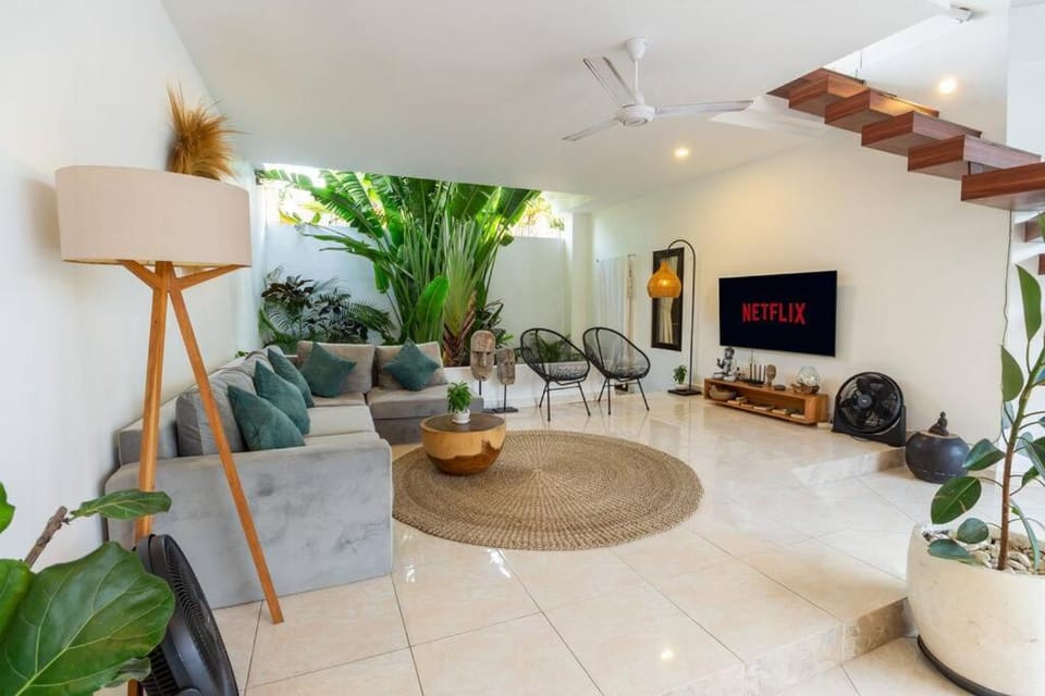 TV and multimedia, Living room, Seating area, fireplace