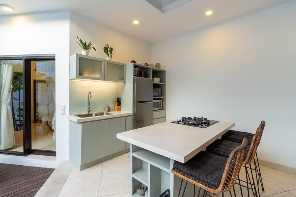 Kitchen or kitchenette, Dining area, minibar, stove