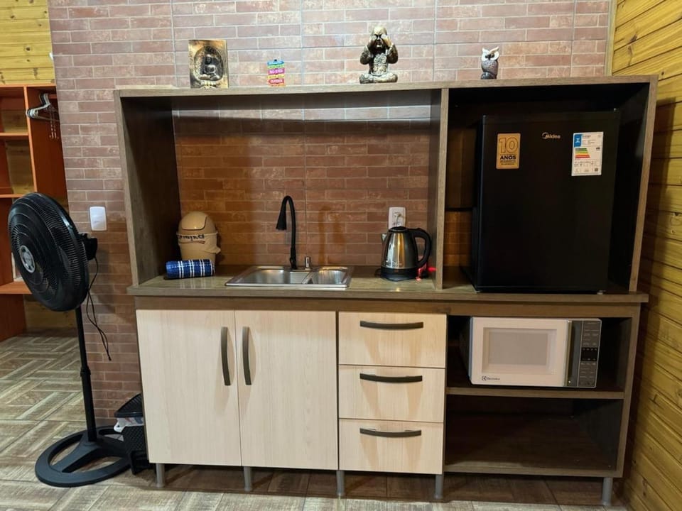 Kitchen or kitchenette, microwave, minibar