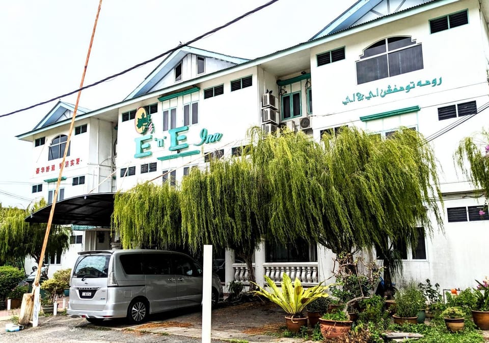 Property building, Spring, Day, Location, Parking
