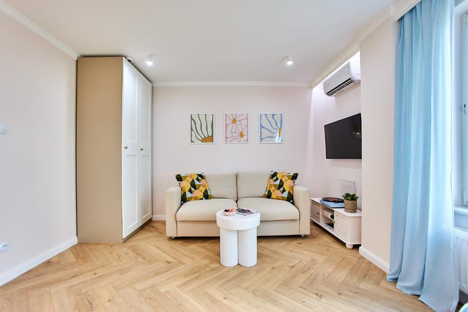 TV and multimedia, Living room, Seating area, air conditioner