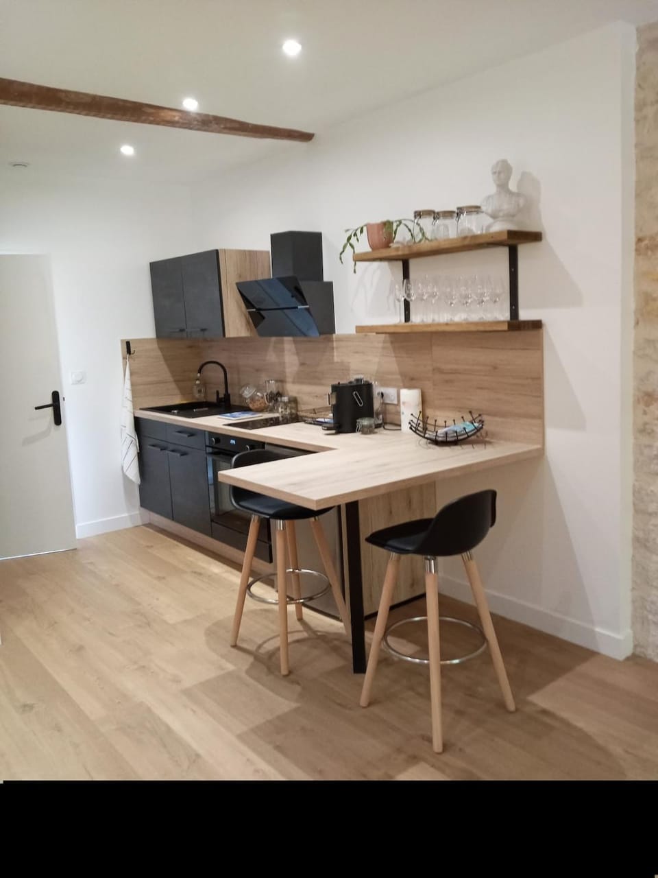 Kitchen or kitchenette, Dining area, minibar, stove
