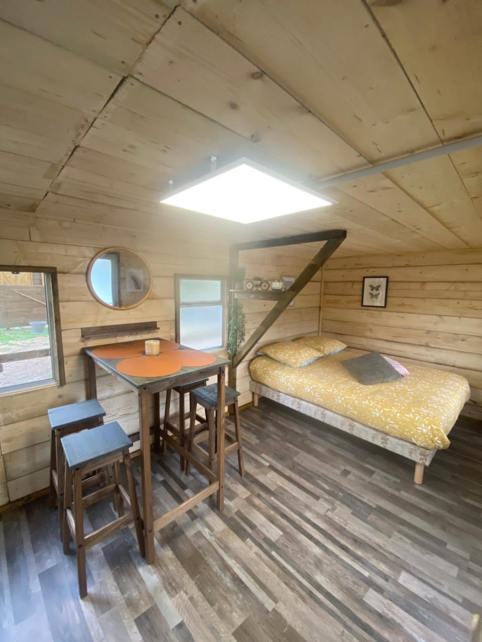 Bed, Photo of the whole room, Seating area, Dining area, Bedroom