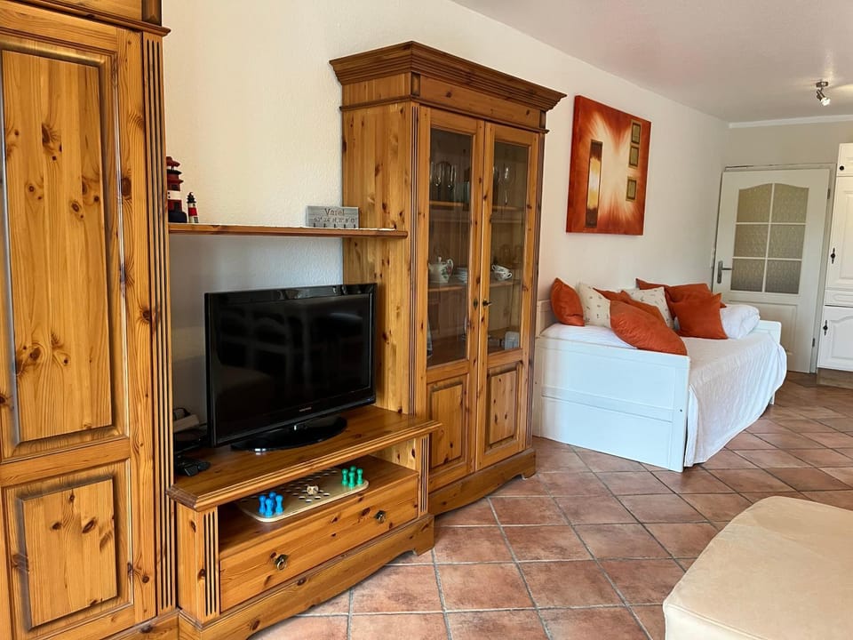 Communal lounge/ TV room, TV and multimedia, Living room, Seating area, wardrobe