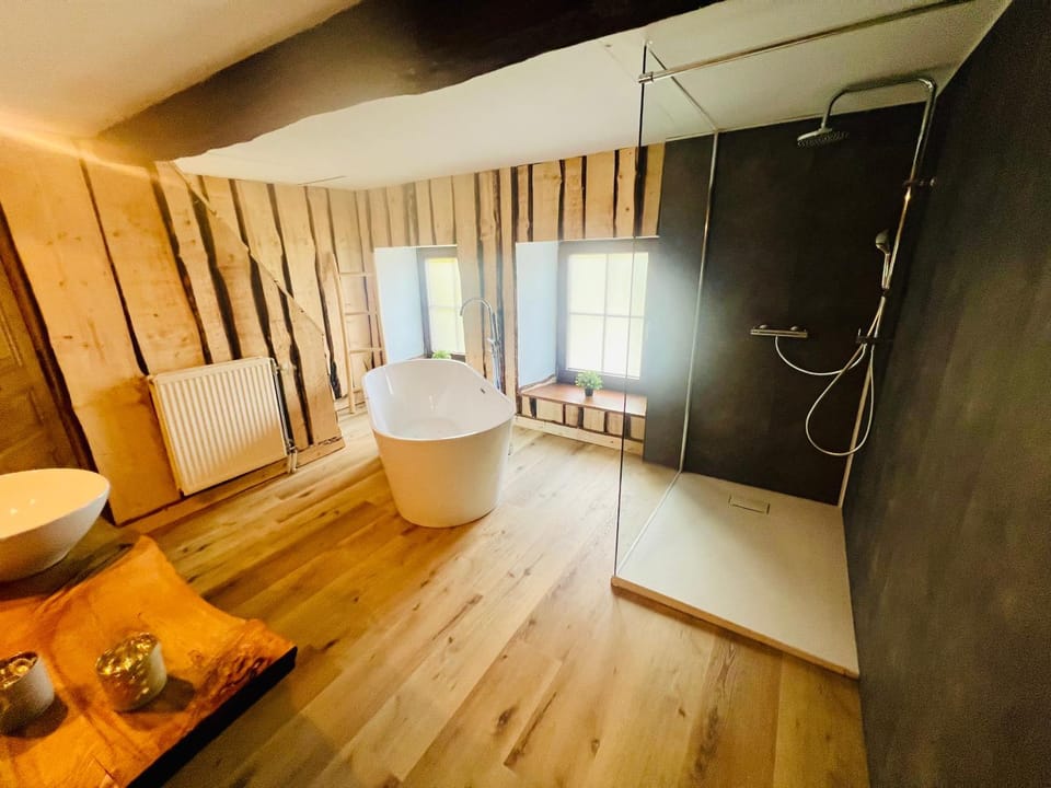 Hot Tub, Bathroom