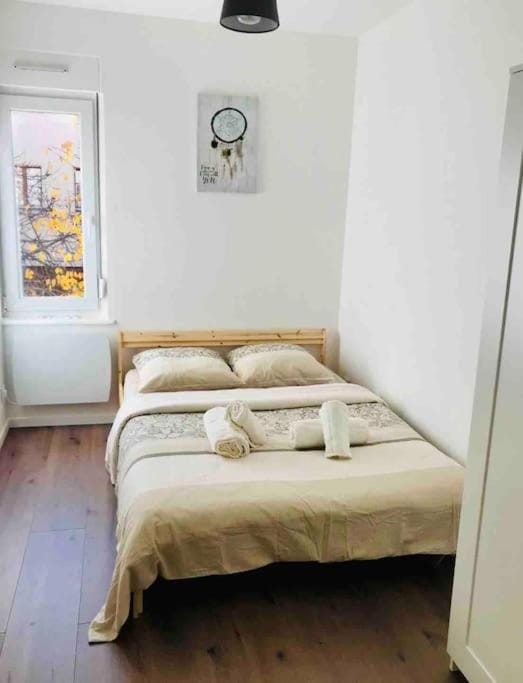 Bed, Bedroom, towels