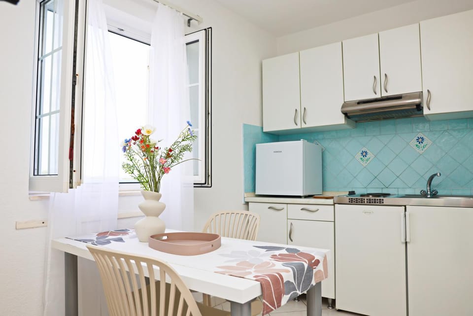 Kitchen or kitchenette, Dining area, pet friendly, stove