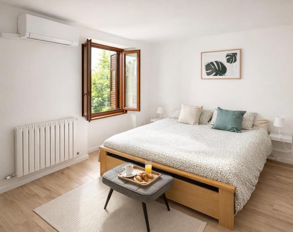 Bed, Photo of the whole room, Bedroom
