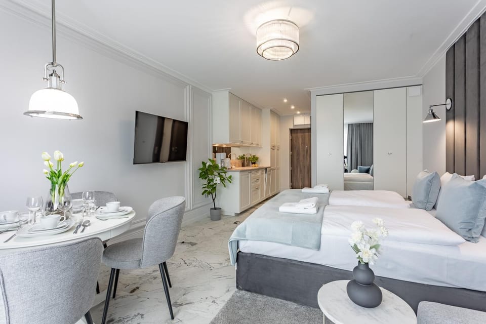 Bed, TV and multimedia, Seating area