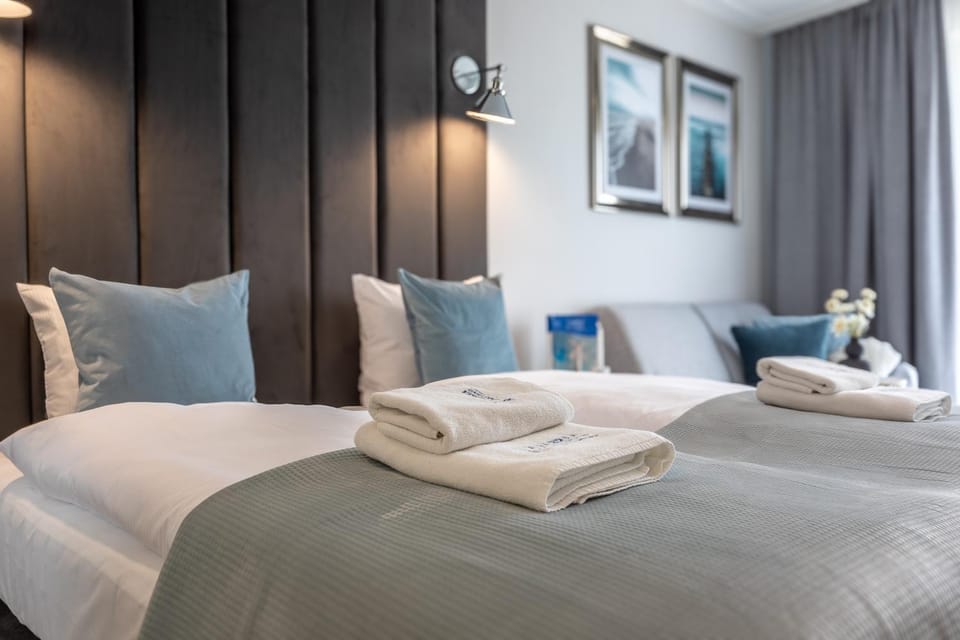 Bed, towels