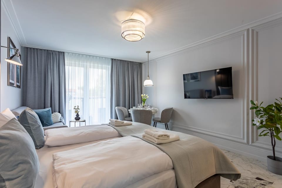 Bed, TV and multimedia, Seating area, towels