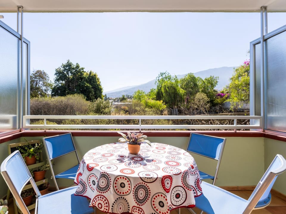 View (from property/room), Balcony/Terrace, Dining area, Mountain view