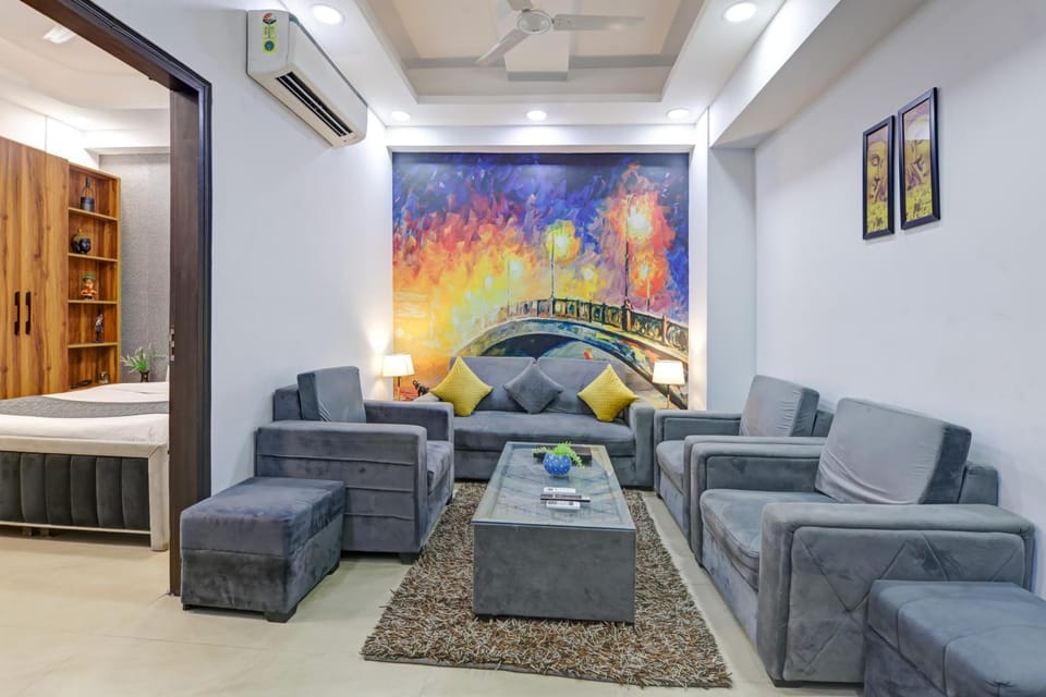 Bed, TV and multimedia, Photo of the whole room, Seating area, Bedroom