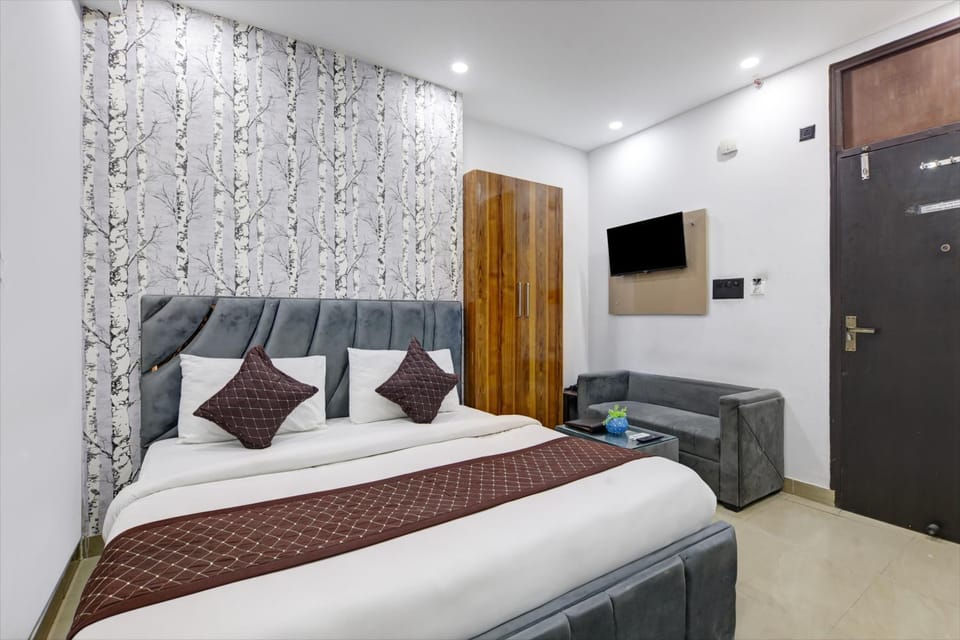 Bed, TV and multimedia, Living room, Photo of the whole room, Seating area, Bedroom, wardrobe