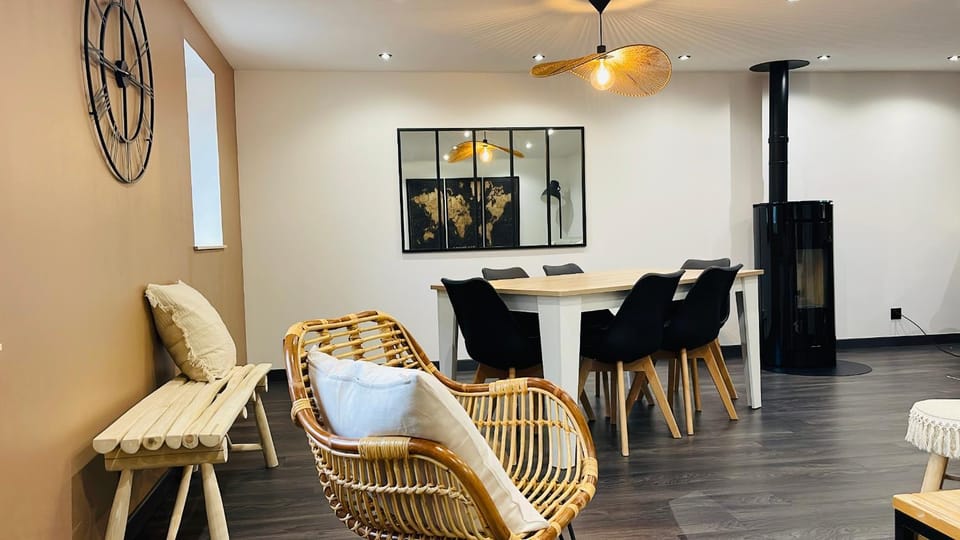 Seating area, Dining area