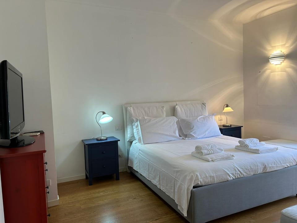 Bed, TV and multimedia, Photo of the whole room, Bedroom, towels