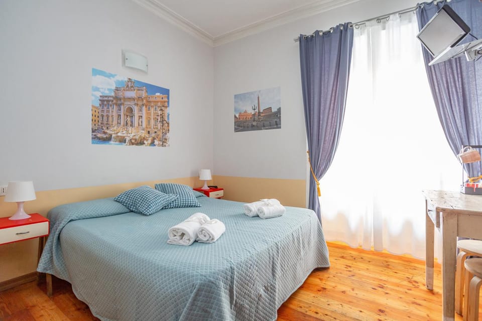 TV and multimedia, Photo of the whole room, Bedroom