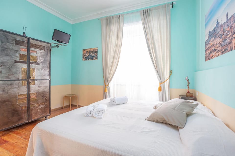 Bed, TV and multimedia, Photo of the whole room, Bedroom