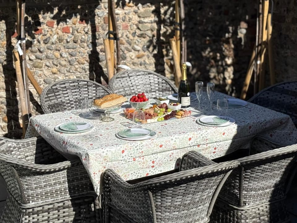 Garden, Food and drinks, Seating area, Dining area