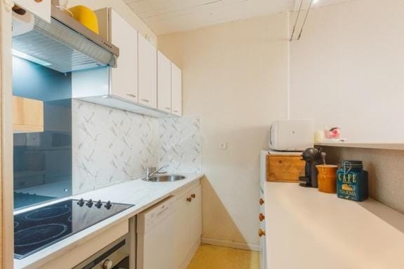 Kitchen or kitchenette