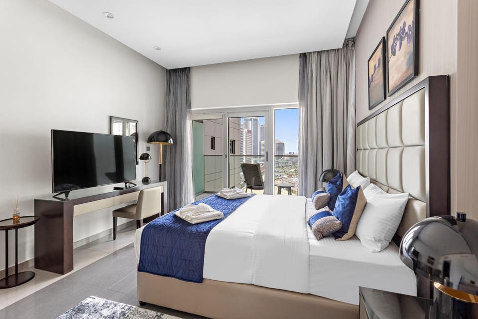 Bed, TV and multimedia, Bedroom