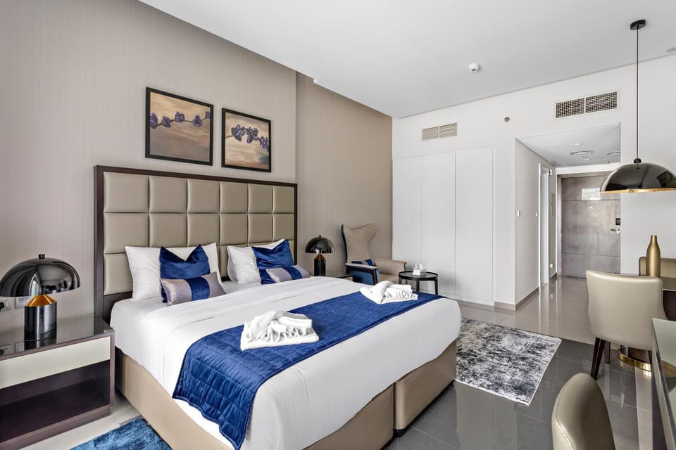 Bed, Seating area, Bedroom