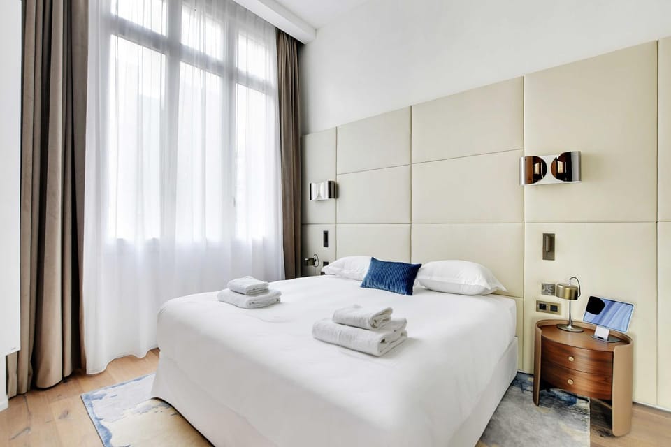 Bed, Bedroom, towels