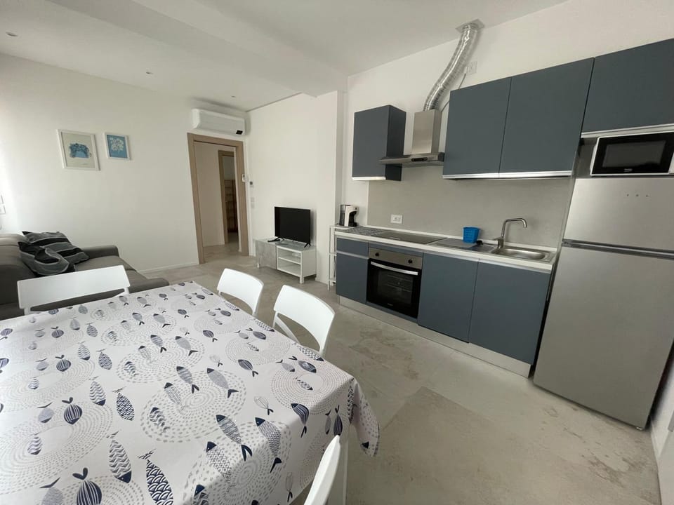 Kitchen or kitchenette, oven, air conditioner