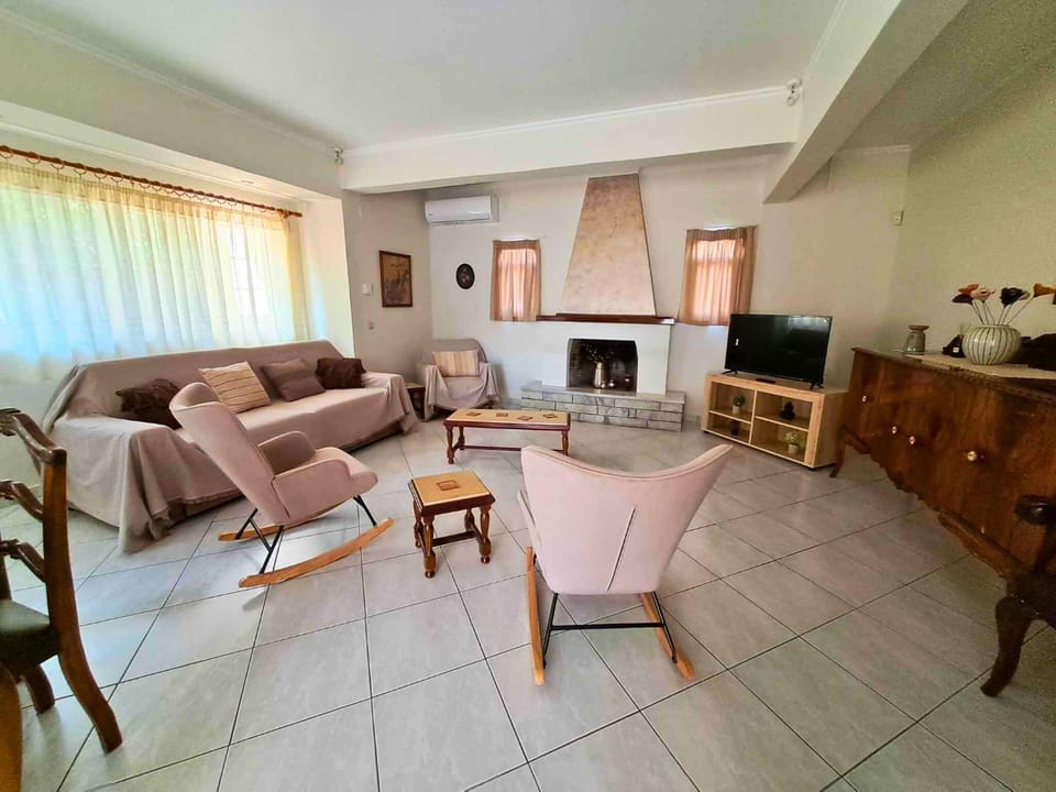 Communal lounge/ TV room, TV and multimedia, Living room, Seating area, Evening entertainment