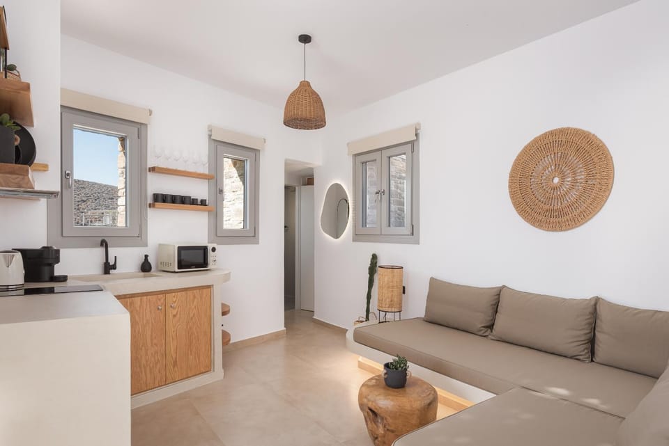 Kitchen or kitchenette, Living room, Seating area, stove