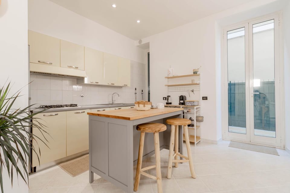 Kitchen or kitchenette, Dining area, stove