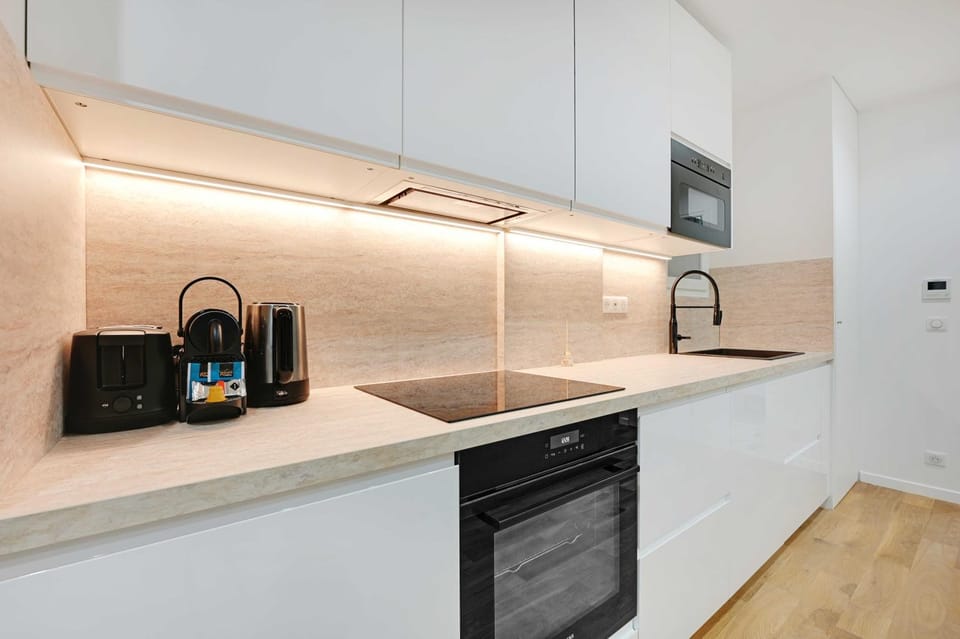 Coffee/tea facilities, Kitchen or kitchenette, microwave, oven, stove, toaster