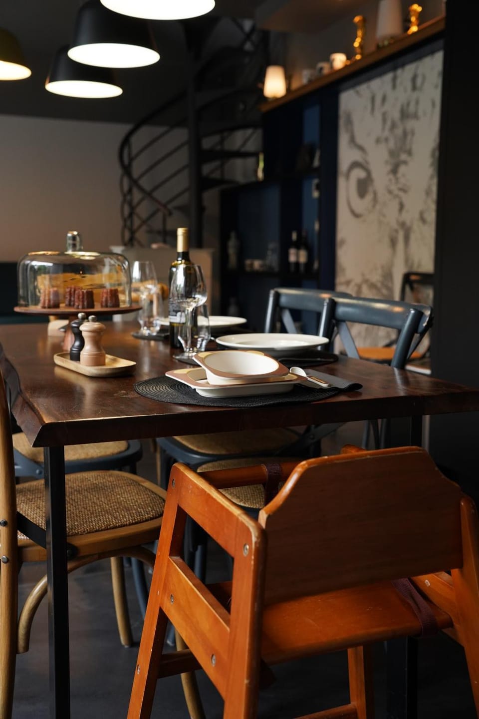 Living room, Food and drinks, Seating area, Dining area, Food
