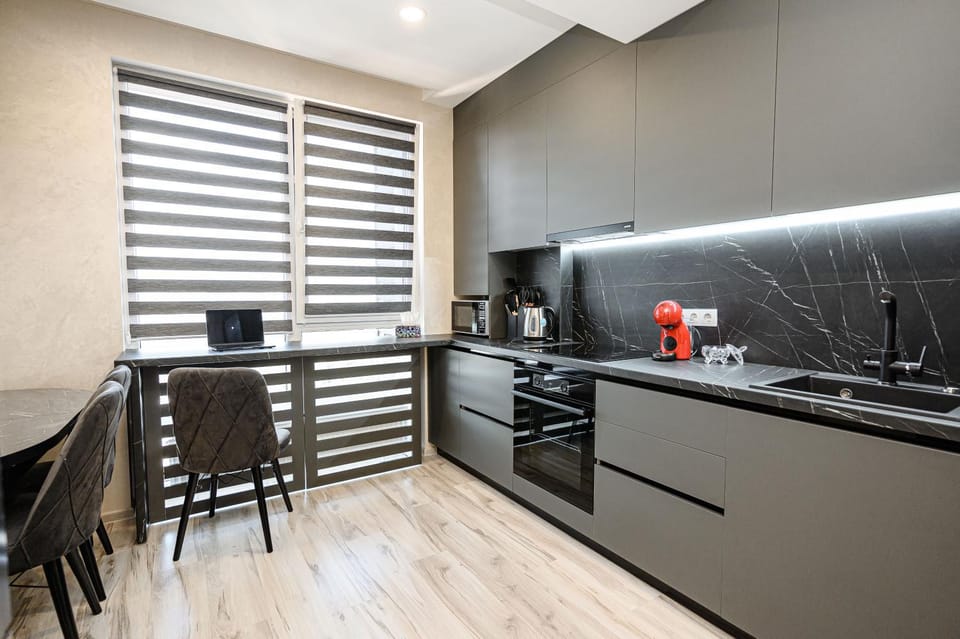 Coffee/tea facilities, Kitchen or kitchenette, Dining area, oven, stove