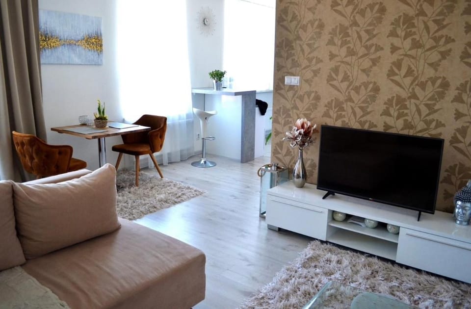 TV and multimedia, Living room, Seating area, Evening entertainment