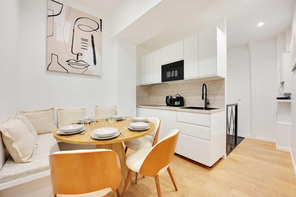 Kitchen or kitchenette, Dining area, microwave, stove