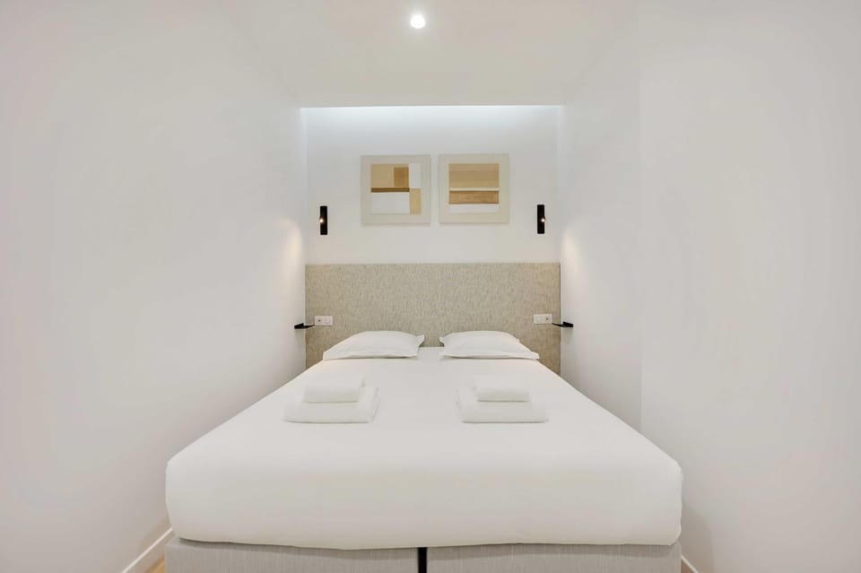 Bed, Bedroom, towels