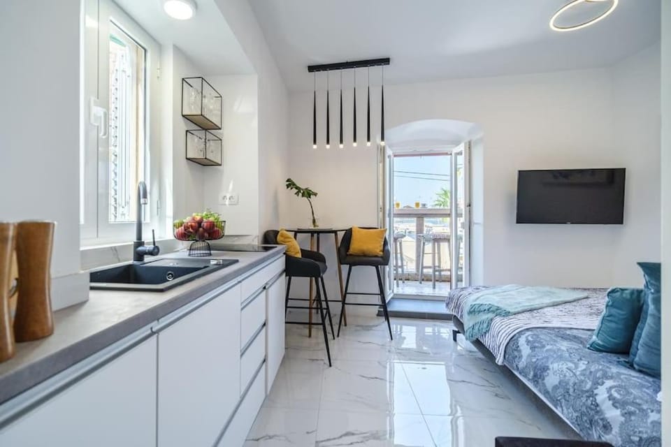 Studio Golden Sunset Supetar Apartment in Split-Dalmatia County