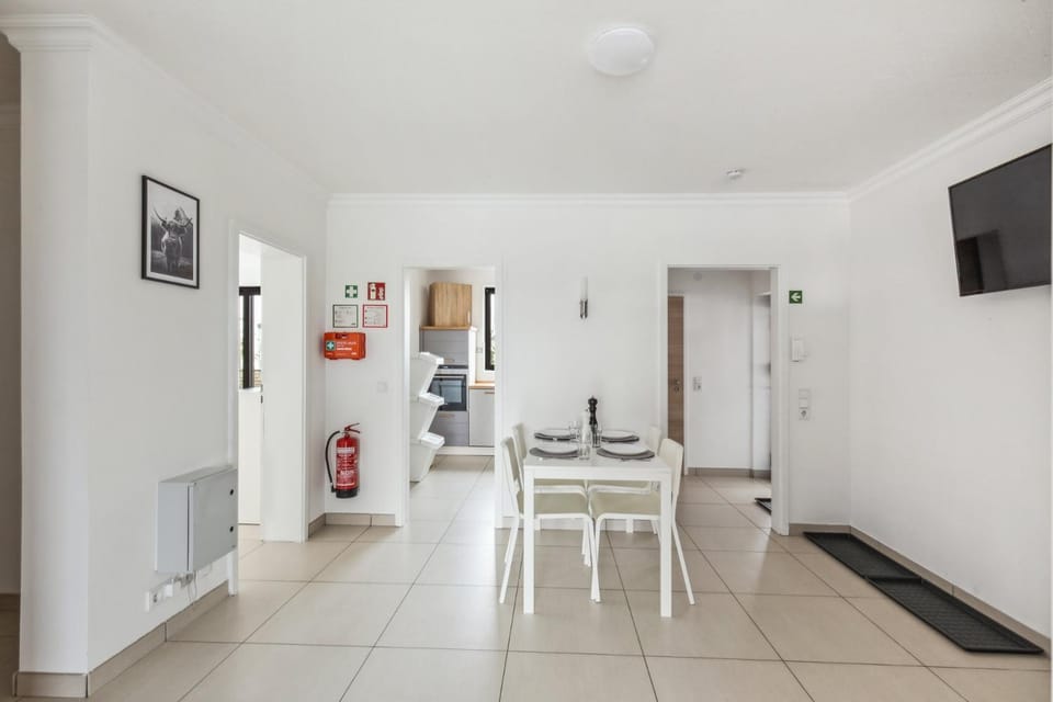 TV and multimedia, Kitchen or kitchenette, Living room, Seating area, Dining area