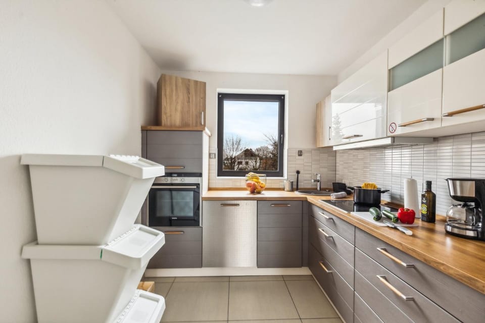 Coffee/tea facilities, Kitchen or kitchenette, dishwasher, oven, stove