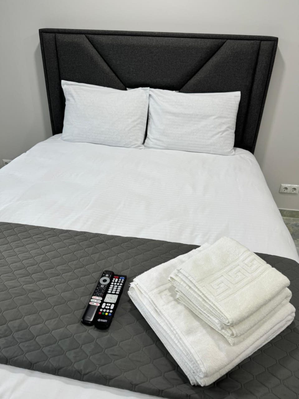 Bed, Bedroom, towels