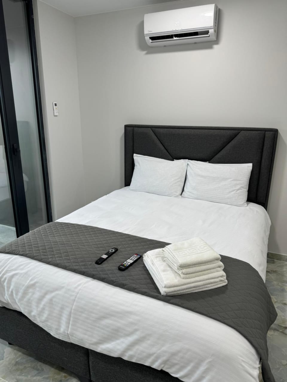 Bed, Bedroom, towels