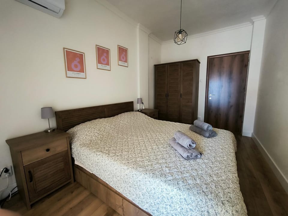 Photo of the whole room, Bedroom, towels, wardrobe, air conditioner