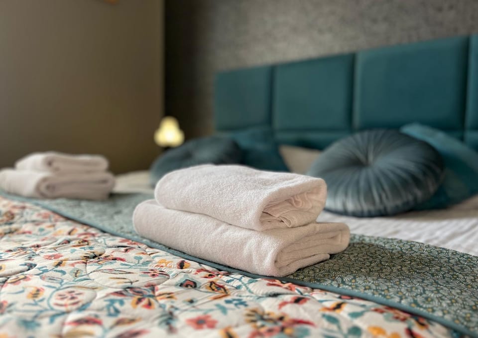 Bed, Bedroom, towels