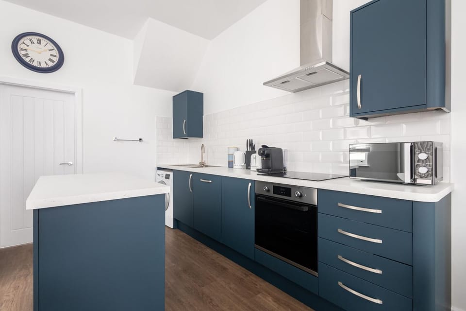 Coffee/tea facilities, Kitchen or kitchenette, oven, stove