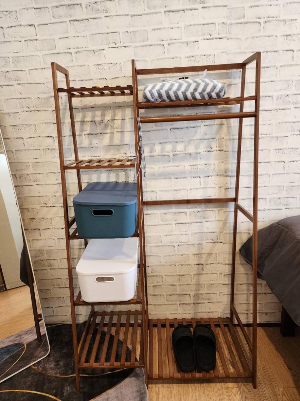 towels, wardrobe