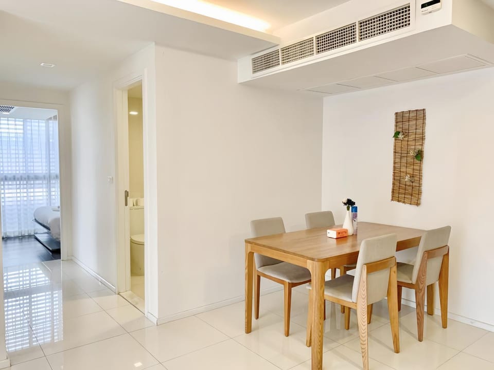 Seating area, Dining area, air conditioner