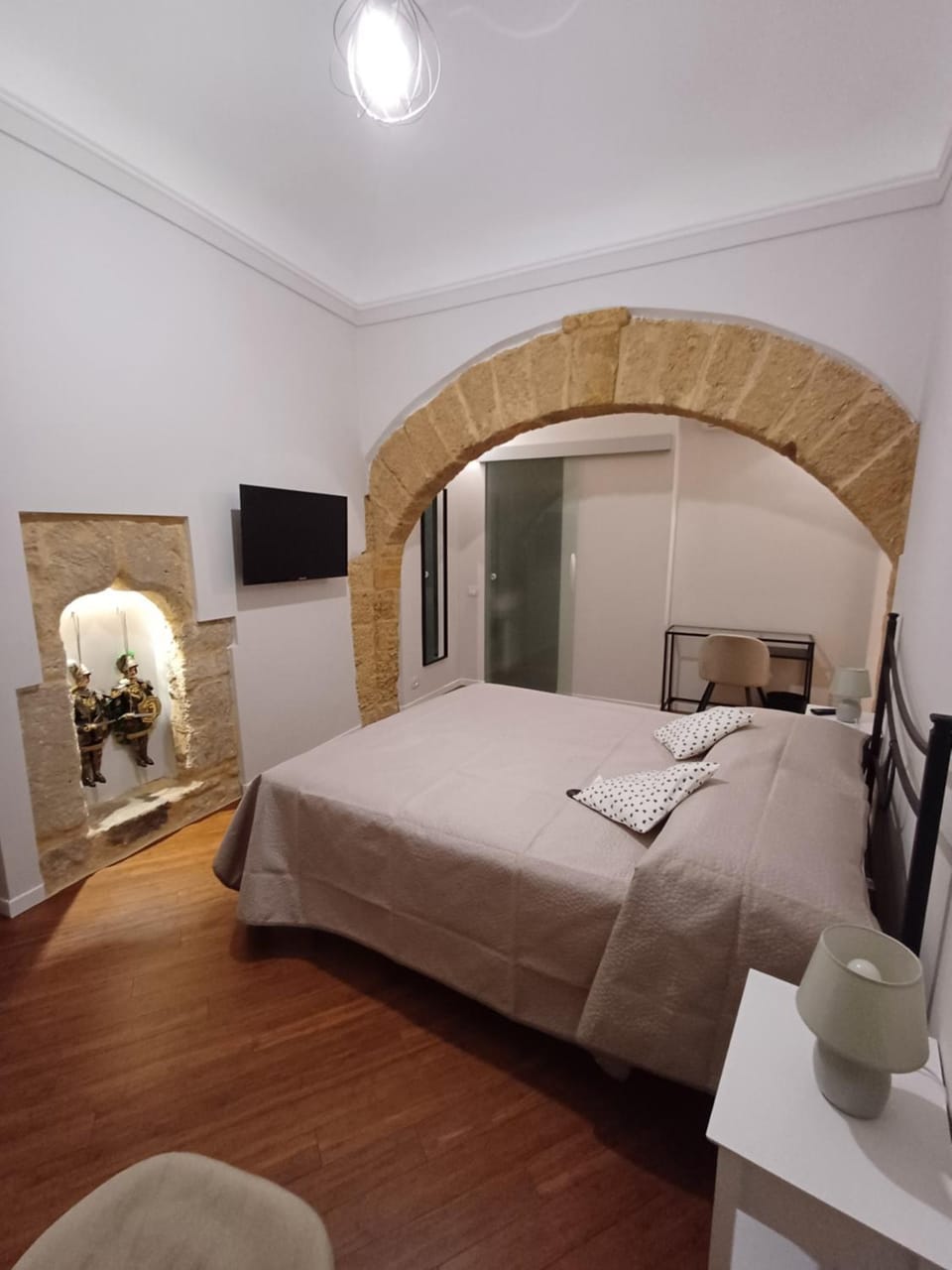 Bed, TV and multimedia, Photo of the whole room, Bedroom